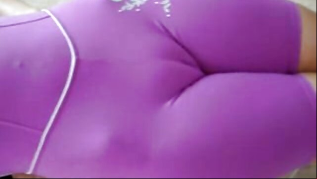 XXX sin registro  Morena de porno argentina tetona grandes tetas chupa una enorme polla negra de rodillas