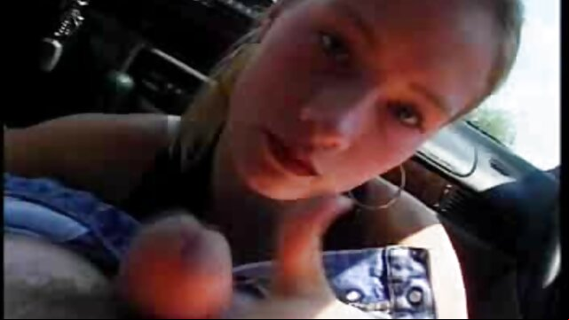 XXX sin registro  Sirvienta rubia recibe dos porno fiesta argentina pollas